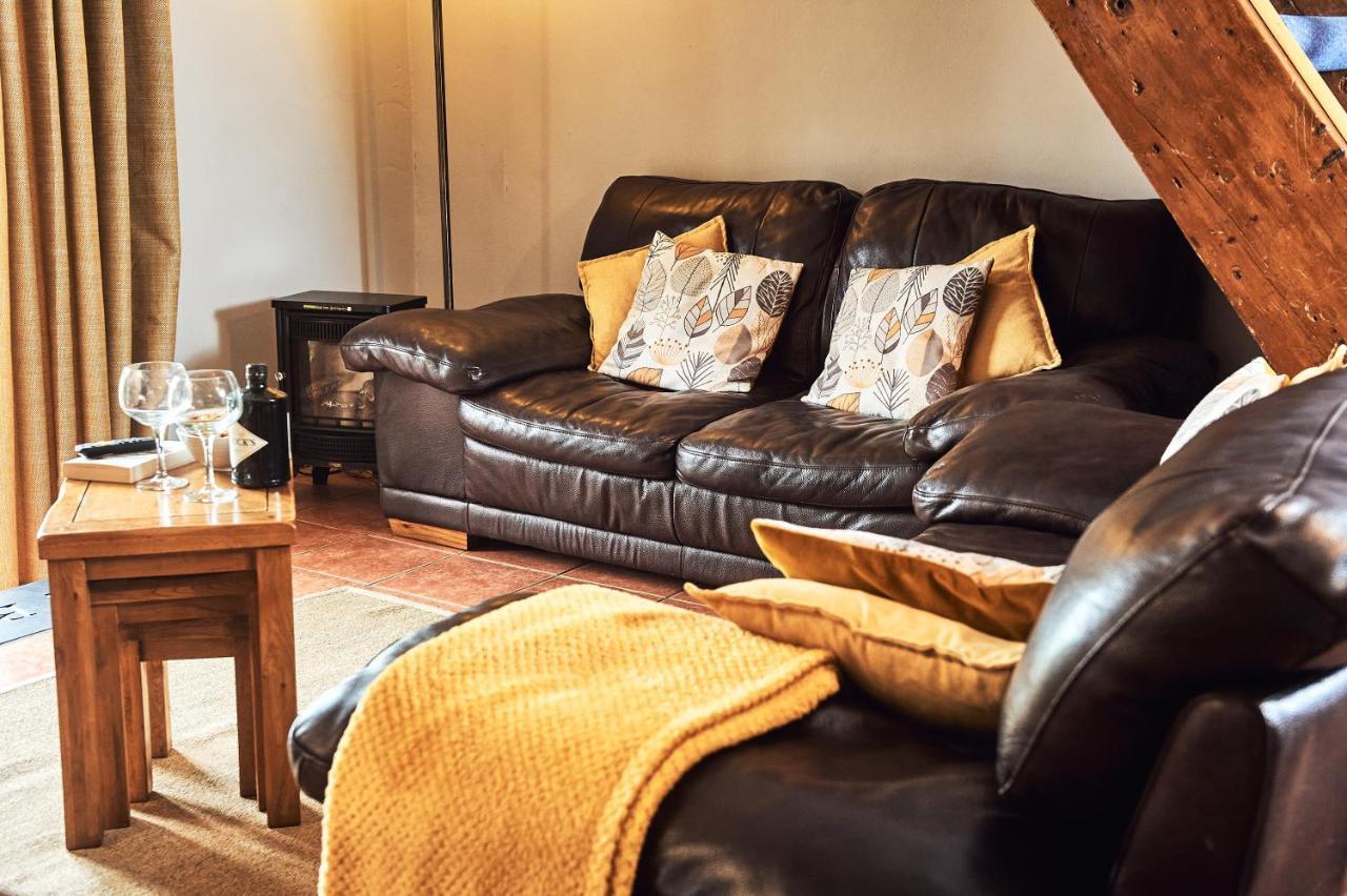 Penuwch Boathouse- Lakeside Rural Cottage Ideal For Families With Indoor Heated Pool Carmarthen Ngoại thất bức ảnh